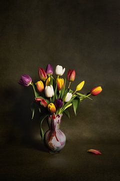 Stilleven met bont gekleurde tulpen in een glazen vaas