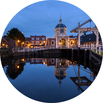 Het blauwe uurtje bij de Morspoort in Leiden van Dick Portegies