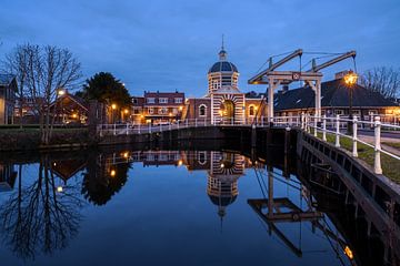 Het blauwe uurtje bij de Morspoort in Leiden van Dick Portegies