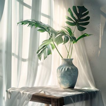 Nature morte, feuilles de monstera dans un vase sur Caroline Guerain