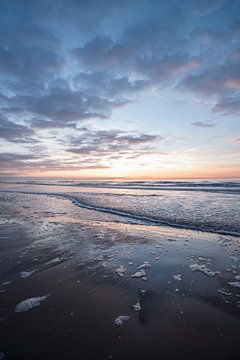 Lila Sonnenuntergang auf dem Meer in den Niederlanden von Justin T