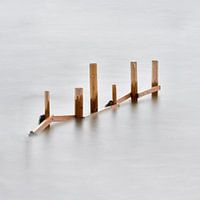 Minimalistisches Bild eines Zauns im Wasser aufGodøy, Sunnmøre, Møre og Romsdal, Norwegen