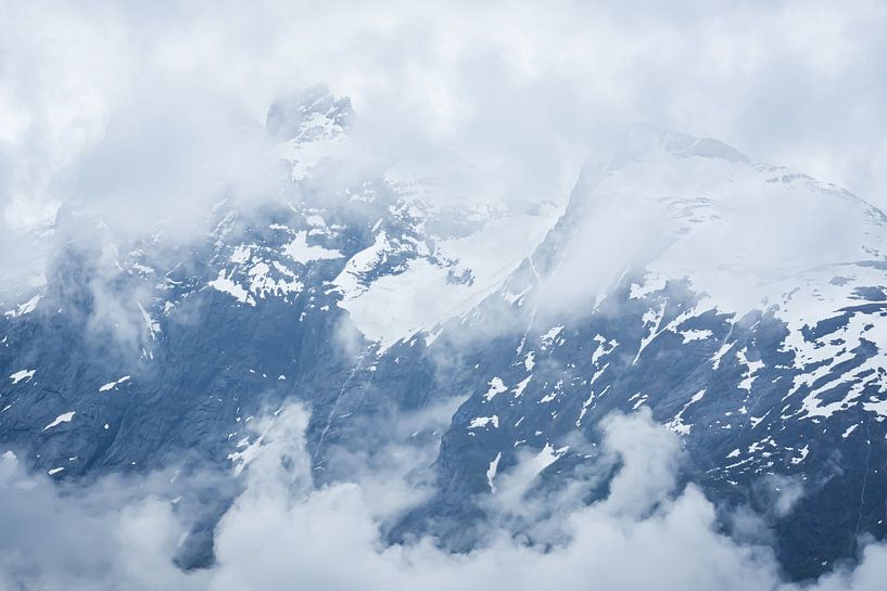 Toppen van de Dronninga en Kongen in de wolken van Arja Schrijver Fotografie