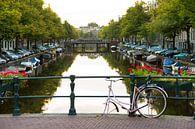 Fiets zonder wiel op een brug in Amsterdam par Dennis van de Water Aperçu