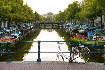 Fiets zonder wiel op een brug in Amsterdam sur Dennis van de Water