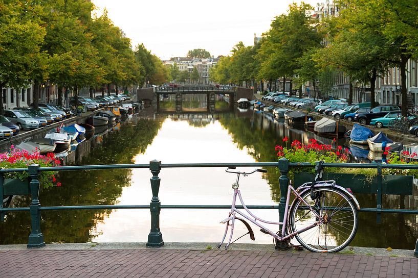 Fiets zonder wiel op een brug in Amsterdam par Dennis van de Water