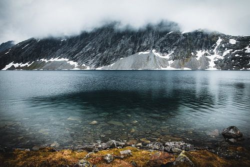 Stille im Bergsee von Kristof Wilssens