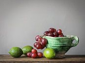 Schaal met druiven en limoenen van Karin Bazuin thumbnail