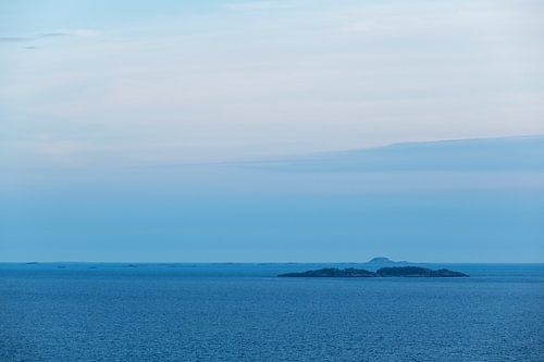 50 tinten blauw - Fjøløy Noorwegen van Léontine Lamers