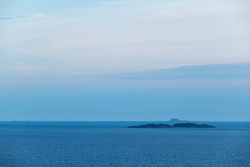 50 tinten blauw - Fjøløy Noorwegen van Léontine Lamers