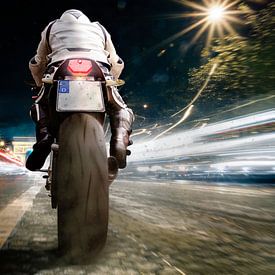 Man op motorfiets 's nachts met hoge snelheid van Jürgen Neugebauer | createyour.photo