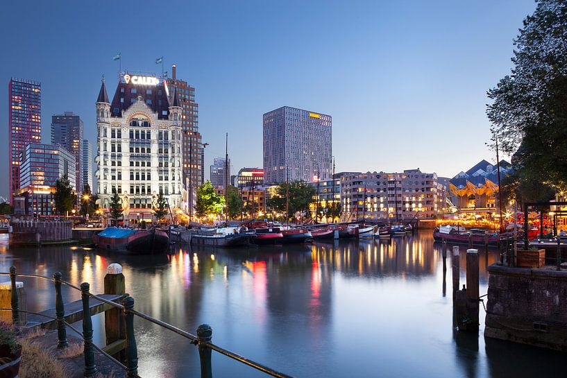 Das Weiße Haus am Alten Hafen mit klassischen Hausbooten und rechts die Würfelhäuser in Rotterdam von Peter de Kievith Fotografie