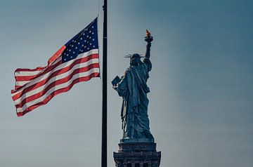 Vrijheidsbeeld met vlag in New York City van Patrick Groß