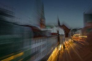 Vlak voor sluitingstijd in Lübeck gaan mensen winkelen in de i
