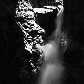 Wasserfall in Schwarzweiß von Christian Mueller