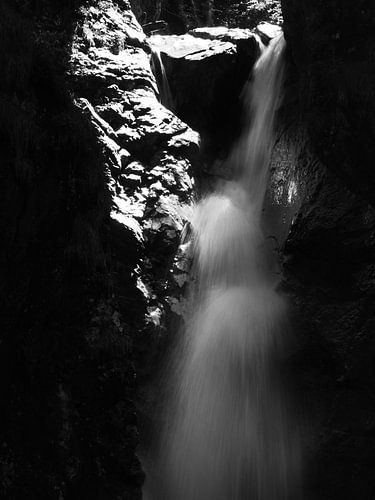 Chute d'eau en noir et blanc