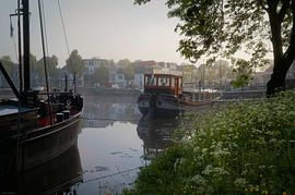Vrachtschepen in de Zwolse Achtergracht van Arjen Snijder