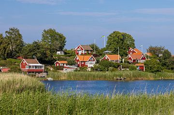 Maisons de vacances suédoises rouges le long de la côte baltique sur Adelheid Smitt
