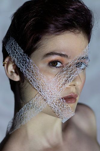 Vrouw met gaas – Fine Art portretfotografie