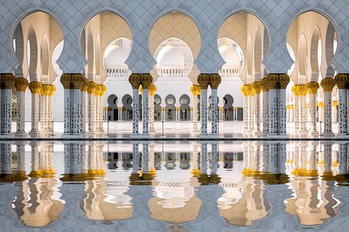 Schoonheid van symmetrie in Grote Moskee in Abu Dhabi
