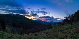 Deutschland, Schöner Sonnenuntergang über schneebedeckten Bäumen Panorama von adventure-photos