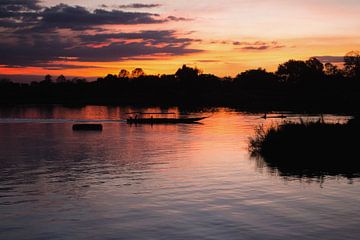 Sonnenuntergangs-Boot in Don Det Laos von Anne Zwagers
