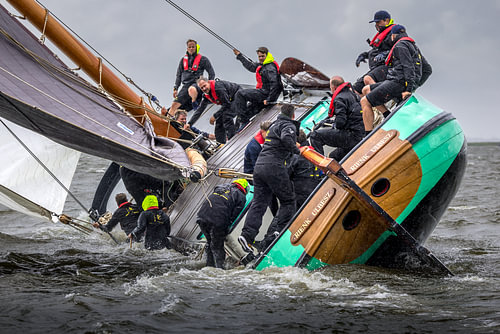 Rienk Ulbesz in einer heftigen Windböe auf dem Heegermeer