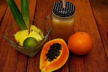 Limonade tropicale avec ananas, citron vert, papaye et orange