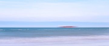 blurry sea with boat van Kay Mezarina Photography