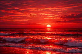Dramatische rode zonsondergang boven de zee met een golvend zeeoppervlak van ButterflyPix