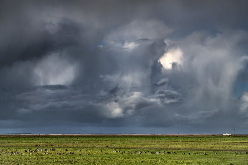 Wolken über dem Noorderleeg und dem Boot von Ameland von Harrie Muis