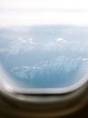 Französische Alpen aus dem Flugzeugfenster von Raisa Zwart Miniaturansicht