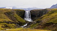 Wasserfall Svodufoss mit Snaefellsjökull im Nebel