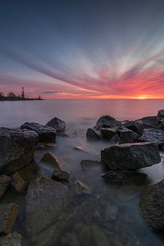 Prachtig ochtendrode lucht boven het IJsselmeer bij Den Oever. van Bram Lubbers