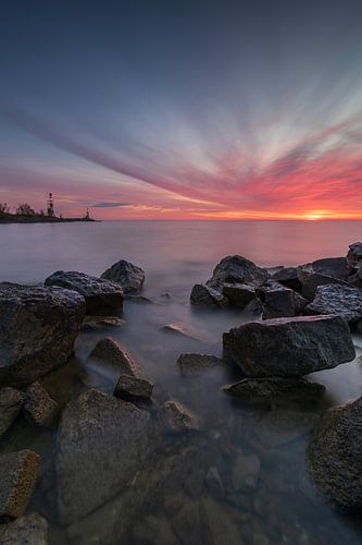 Prachtig ochtendrode lucht boven het IJsselmeer bij Den Oever.