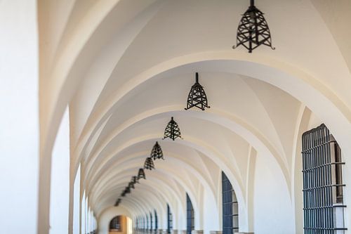 Lange peristyle met witte bogen