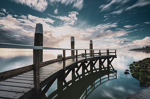 Waddenzee met houten aanleg steiger