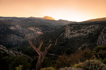 Die Sonne hinter den Bergen in Spanien