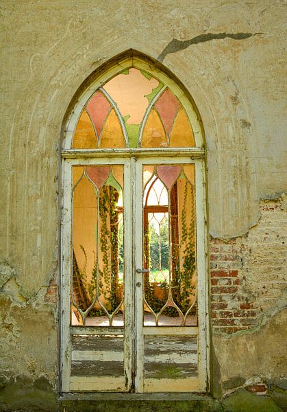 Porte de patio décolorée avec vitrail par Martine Moens