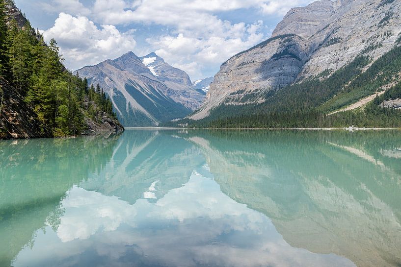 Kinney Lake, a beautiful lake in Canada by Inge van den Brande