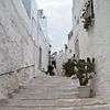 Une rue à Ostuni, dans le sud de l'Italie. sur Rijk van de Kaa