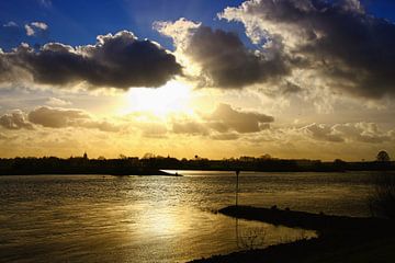 River Lek in der Abenddämmerung von Yvonne Smits