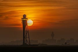 Morgenstond heeft goud in de mond! Zonsopkomst bij Schiphol gefotografeerd langs de Polderbaan. van Jaap van den Berg
