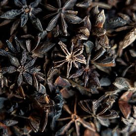 Steranijs op Marokkaanse markt – Authentieke kruiden in warme tinten van Funky Lemons