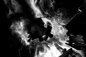 Zusammenstürzende Puzzleteile in Schwarz-Weiß