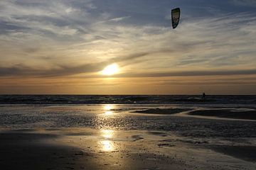 Kustfotografie - The Lonely kitesurfer van Bert v.d. Kraats Fotografie