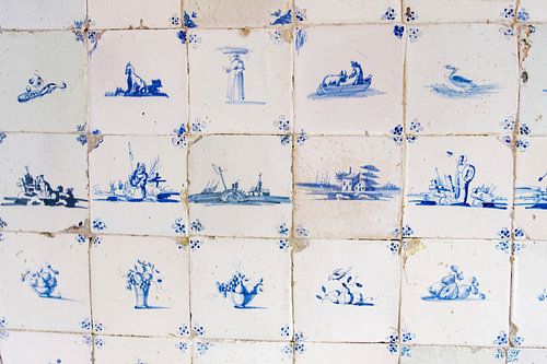 Un mur de carreaux bleus historiques de Delft