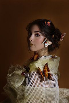 Porträt einer jungen Frau mit Schmetterlingen
