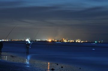 pêcheurs sur la plage la nuit sur les dunes de bray sur Vitya Crepeele