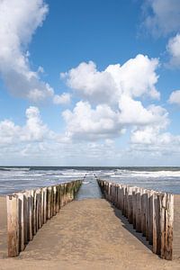 Golfbrekers breken de golven bij Domburg / Nederland van Photography art by Sacha